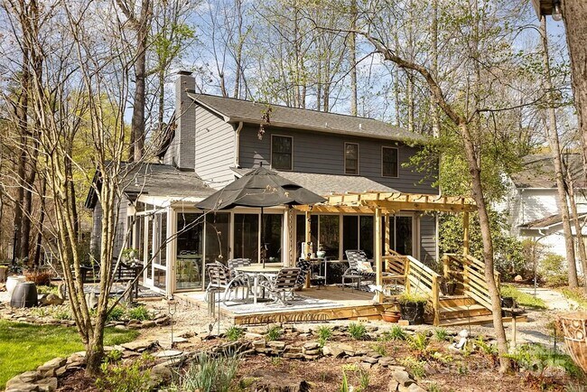 Foto del edificio - 929 Autumnwood Ln