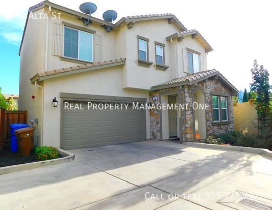 Foto principal - Beautiful 4 Bed, 3 Bath Brentwood Home Ava...