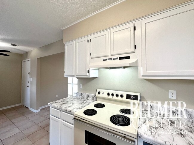 Building Photo - Charming Home 3BR/2BA Move in Ready Locate...