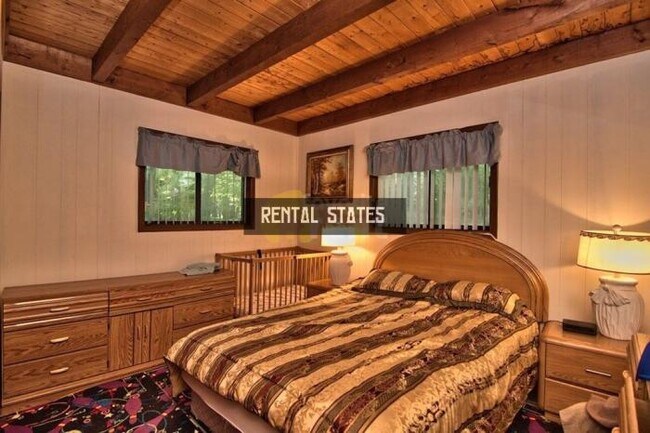 Foto del edificio - 4 bedroom in Hamlin PA 18427