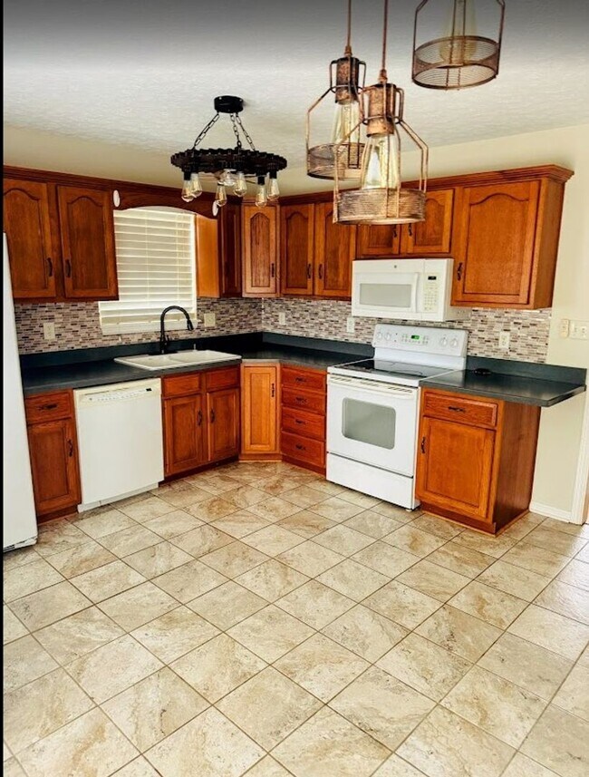 Foto del edificio - Beautiful spacious 4 bed 4 bath Family Home