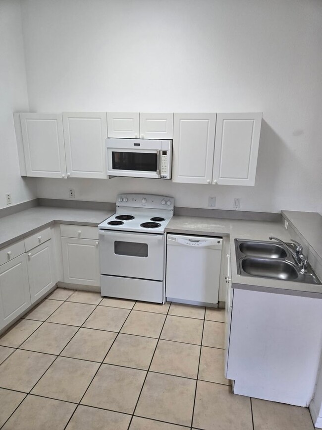 Building Photo - 2810 Club Cortile Cir