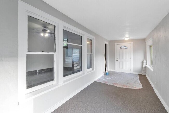 Building Photo - Spacious 3 bedroom home for rent Kalamazoo...