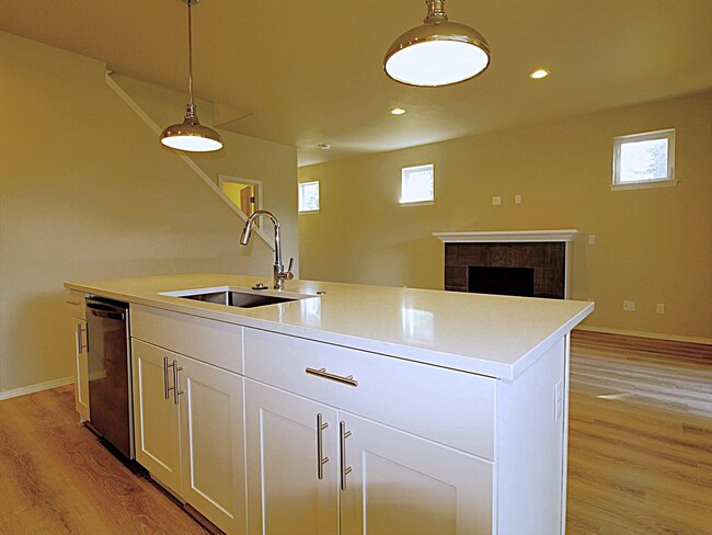 Building Photo - Modern 3x2.5 Townhome Retreat in NE Bend