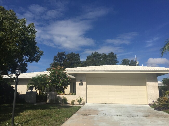 Foto del edificio - 2140 Pine Ridge Dr