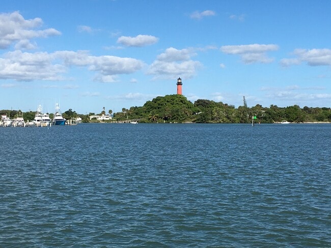 Building Photo - 755 Saturn St