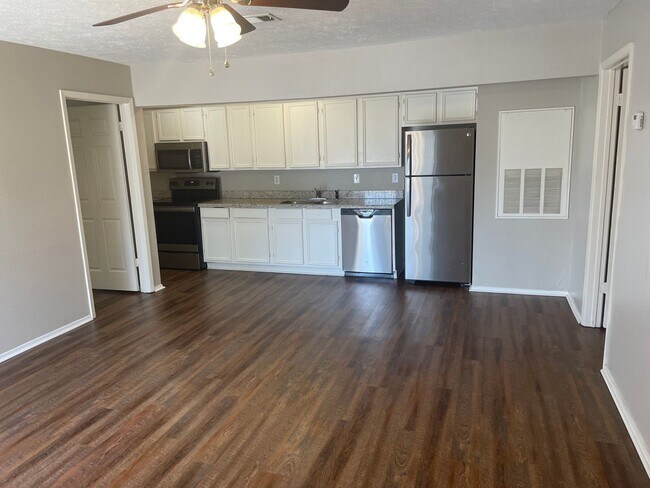 Foto del edificio - JULY PRE-LEASE  Spacious Updated 2 Bed 2 B...