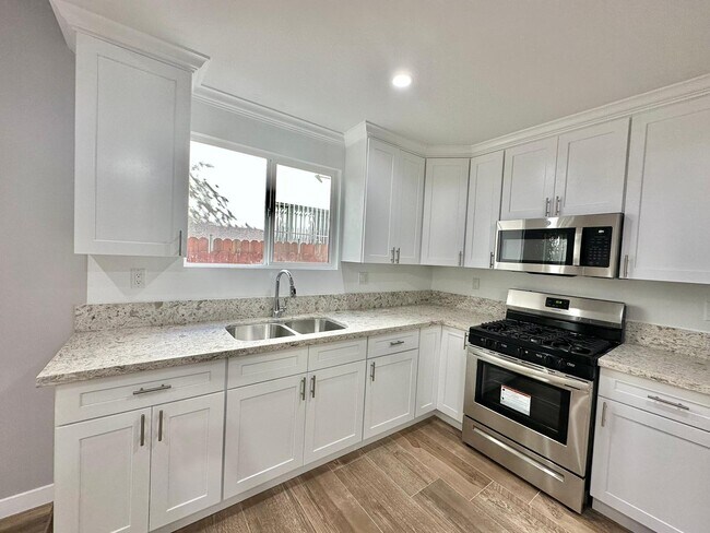 Building Photo - 2918 Leeward Ave