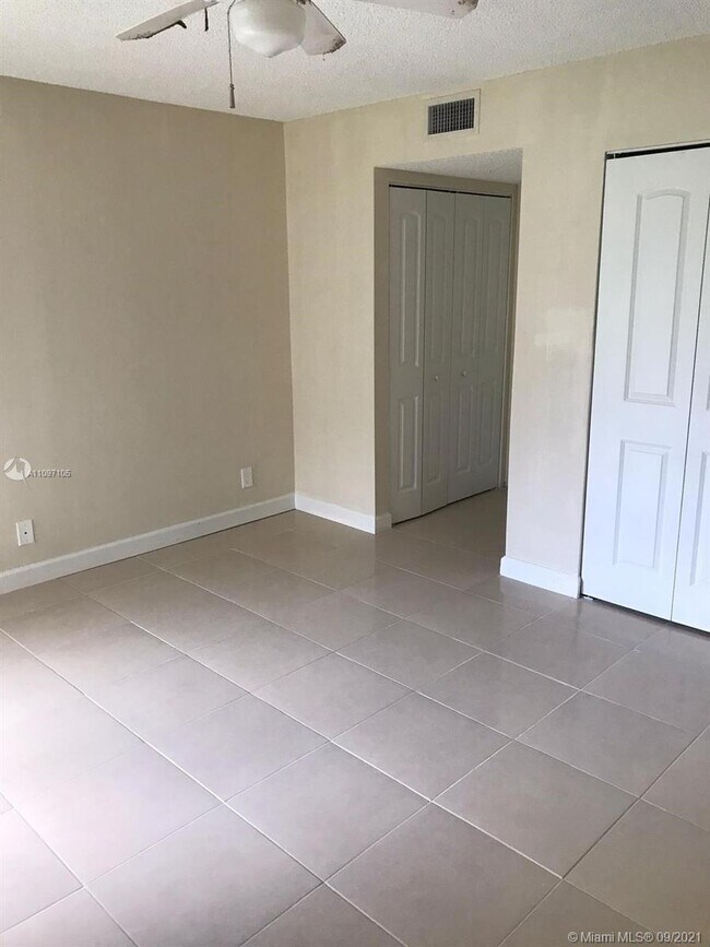 Foto del edificio - 8550 Sherman Cir N