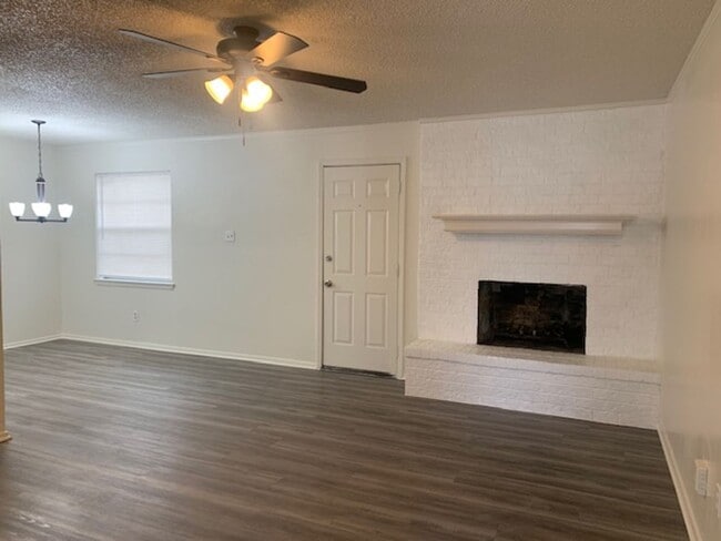 Building Photo - Move in ready! 3 Bedroom, 2 Full Bath Home...