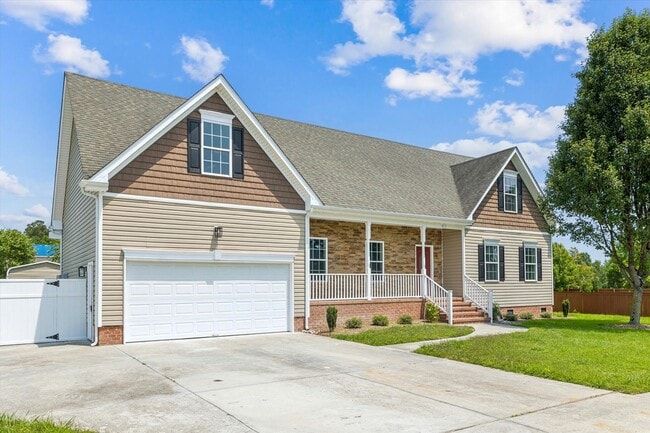 Building Photo - Renovated 5-bedroom 3.5-bathroom home loca...