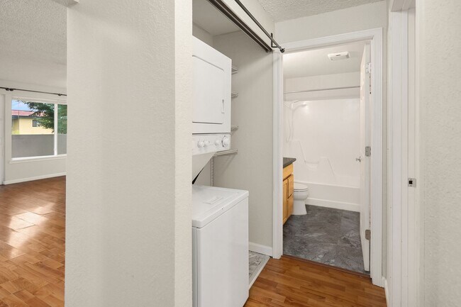 Foto del edificio - Stunning 2BR 1BA Apartment with Covered Lanai