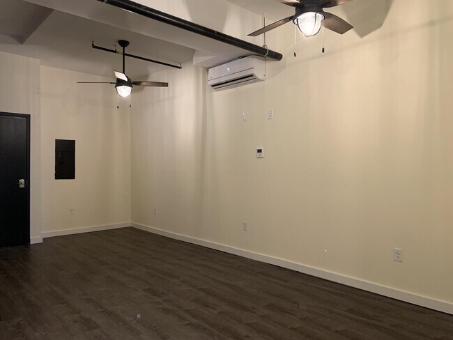 Building Photo - 833 N Market St