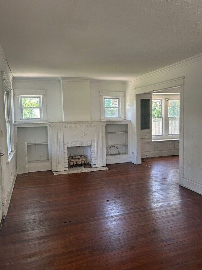 Foto del edificio - Spacious 5-Bed, 2-Bath Single-Family Home ...