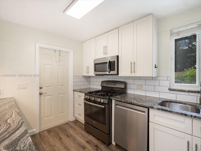 Foto del edificio - 241 SW 3rd Terrace