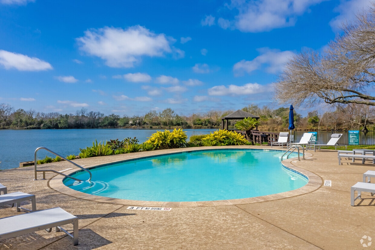 Primary Photo - LakeVue Apartments