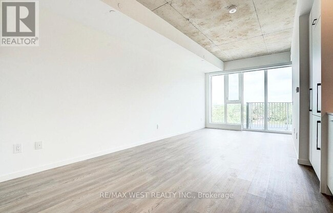 Building Photo - 689-689 The Queensway