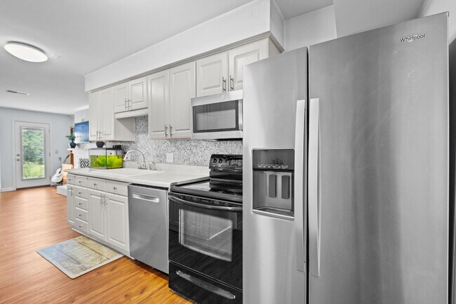 Building Photo - Spacious Home in Peaceful Norfolk Neighbor...