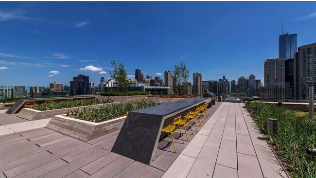 Foto del edificio - 445 N Franklin St
