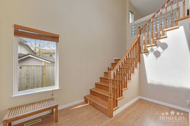 Photo du bâtiment - Spacious Luxury 4 Bedroom Upper Suite in Clayton Heights with Optional Flex Room