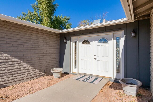 Building Photo - 1880 E La Donna Dr