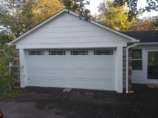 Garage - 712 Dutch Valley Dr