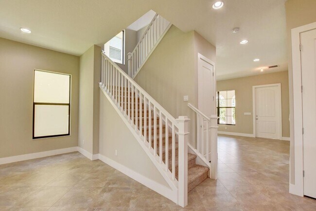 Building Photo - 2086 Dickens Ter