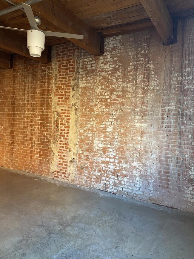 Building Photo - 509 Elm St