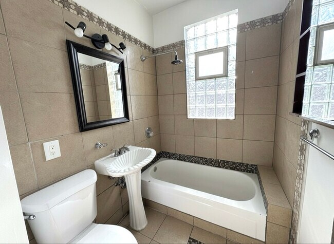 Foto del edificio - 2908 N Springfield Ave