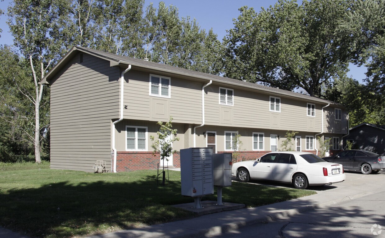 502512 S Lakewood St, Valley, NE 68064 Apartments in Valley, NE