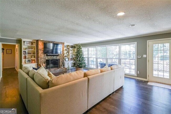 Building Photo - 701 Willow Ridge Dr NE