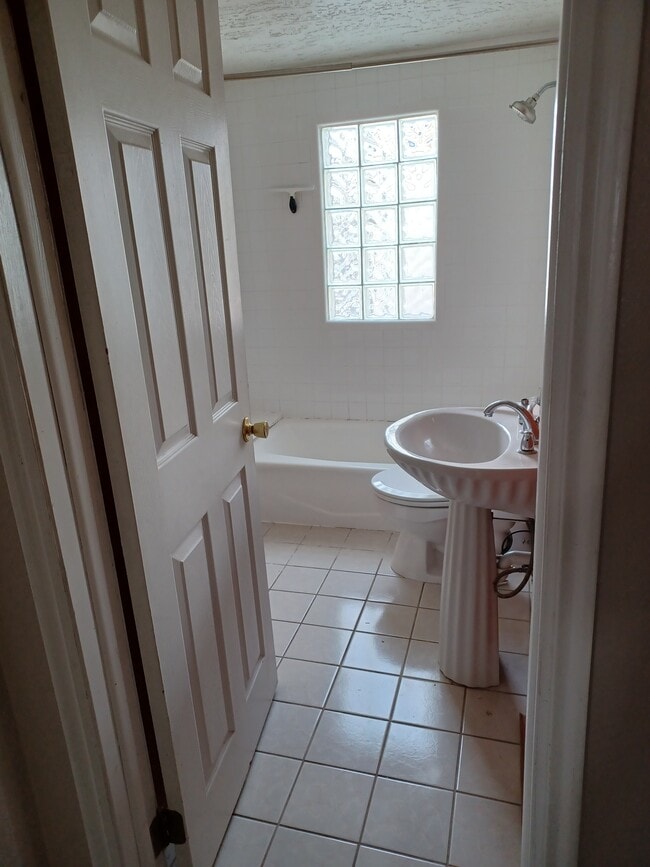 Building Photo - 621 S Lake St