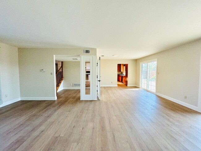 Building Photo - Beautiful 4 BD/2.5BA Home in University City!