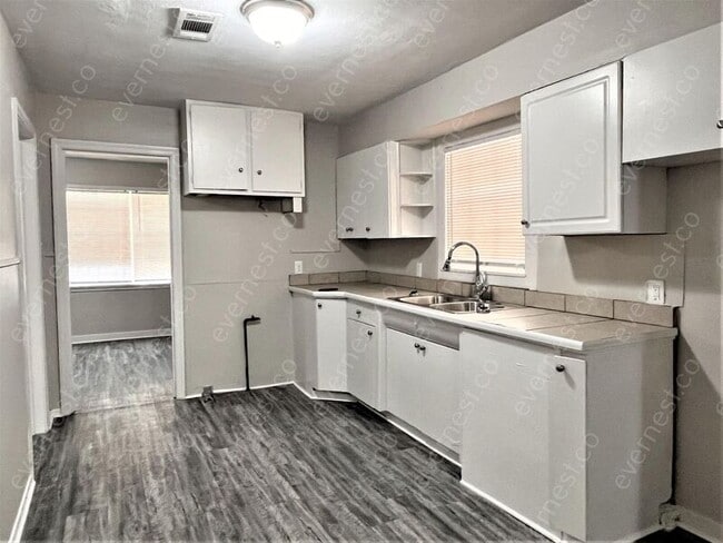 Building Photo - 126 E Santa Clair St