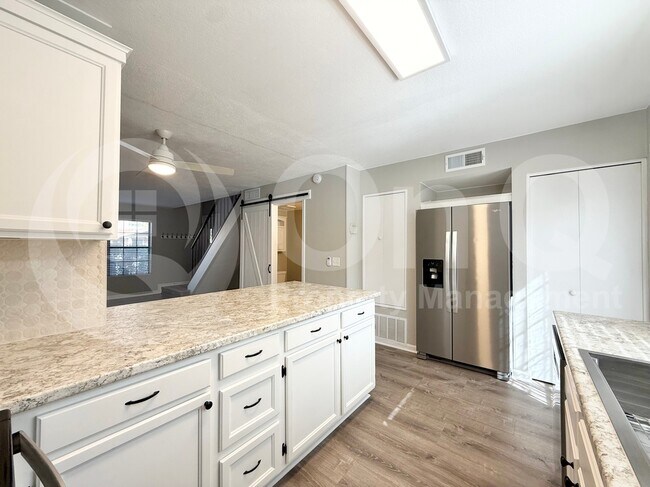Building Photo - 4901 E Kelton Ln