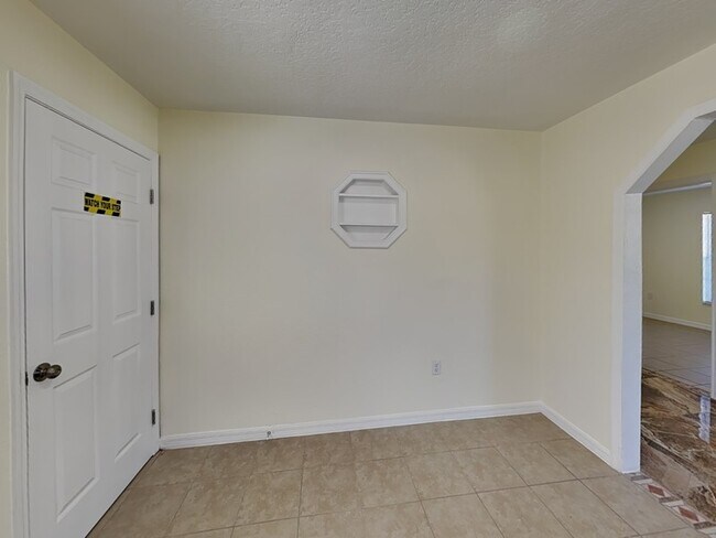 Foto del edificio - 465 Oak Dr