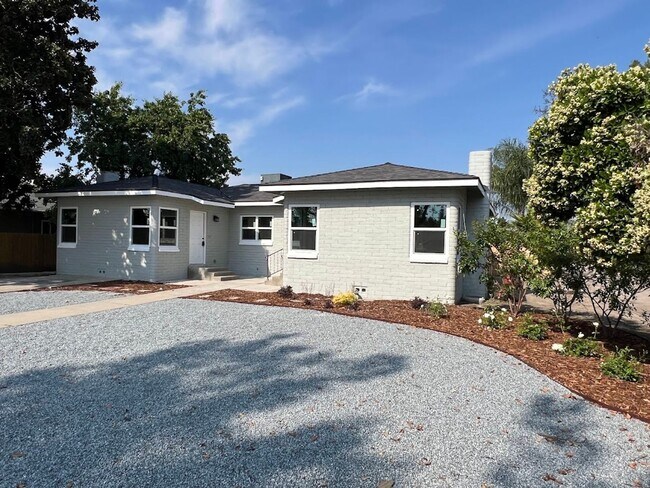 Building Photo - 1 bedroom cottage For rent!