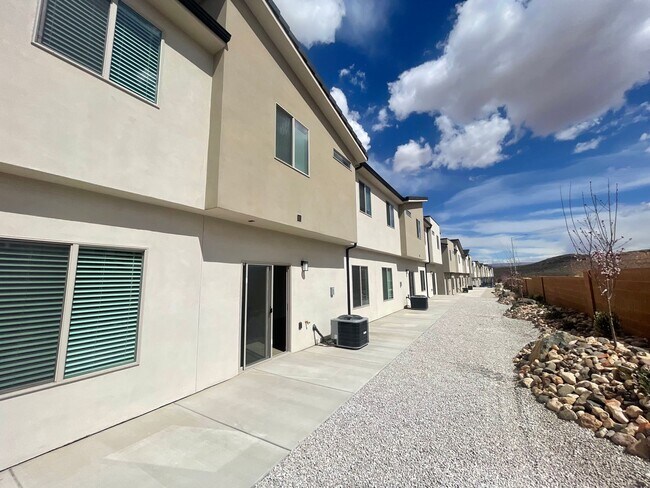 Foto del edificio - Beautiful Townhome! Washer and dryer included.