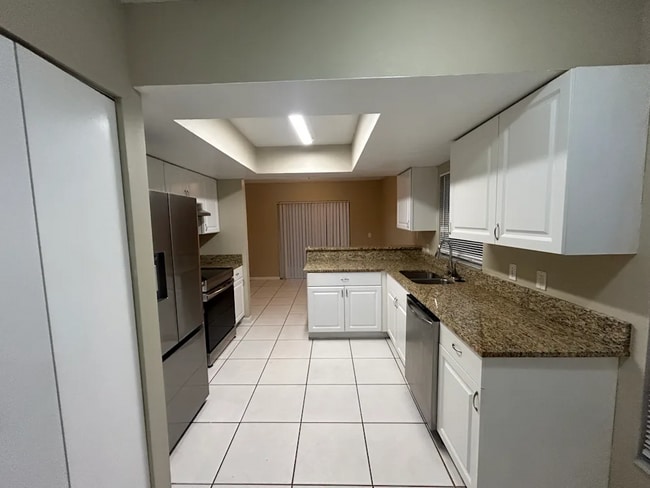 Foto del edificio - 233 Regal Park Dr