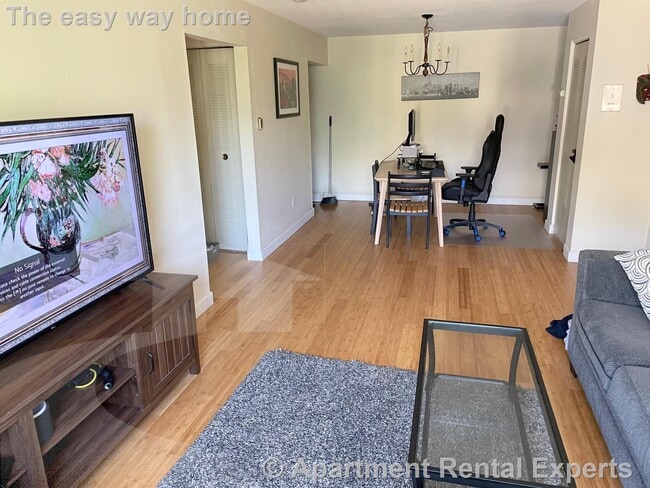 Foto del edificio - 12 Cameron Ave