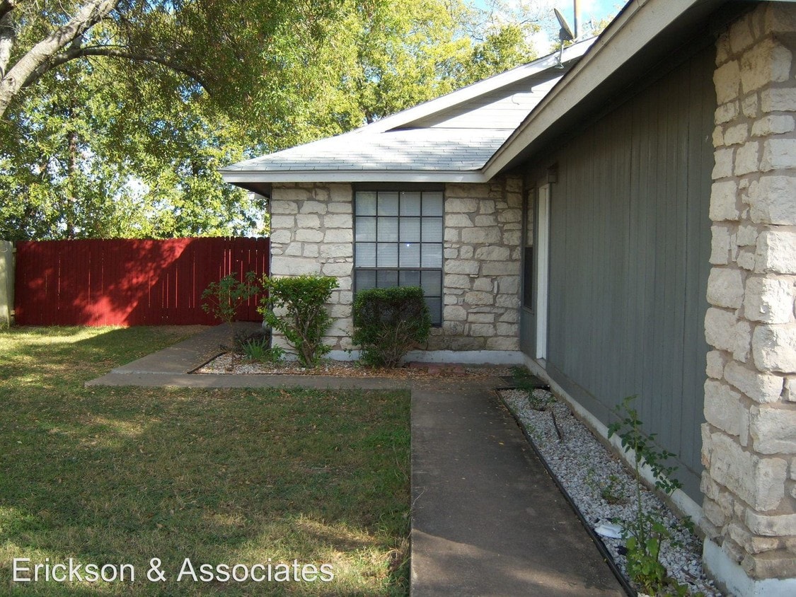 Primary Photo - 901 Chisholm Trail Cv