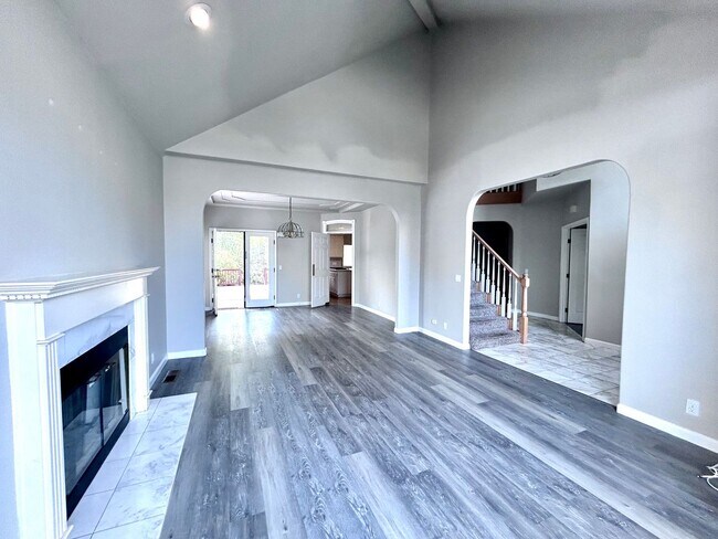Foto del edificio - 5 Bedroom Home with a POOL in Folsom