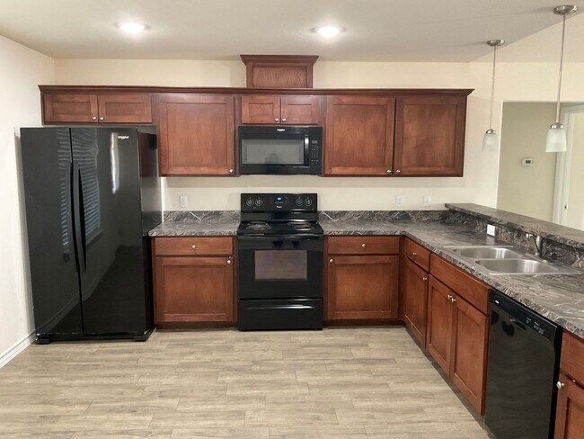 Building Photo - AMAZING 3 Bedroom/ 2 Bath Home Available I...