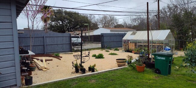 Building Photo - In the Heart of Jefferson ** Schedule A Sh...