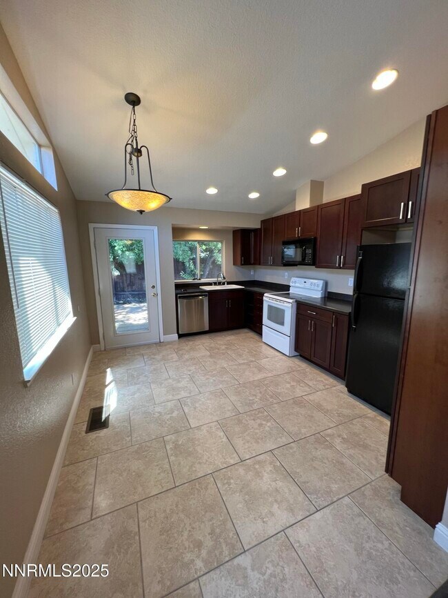 Building Photo - 7571 Water View Way