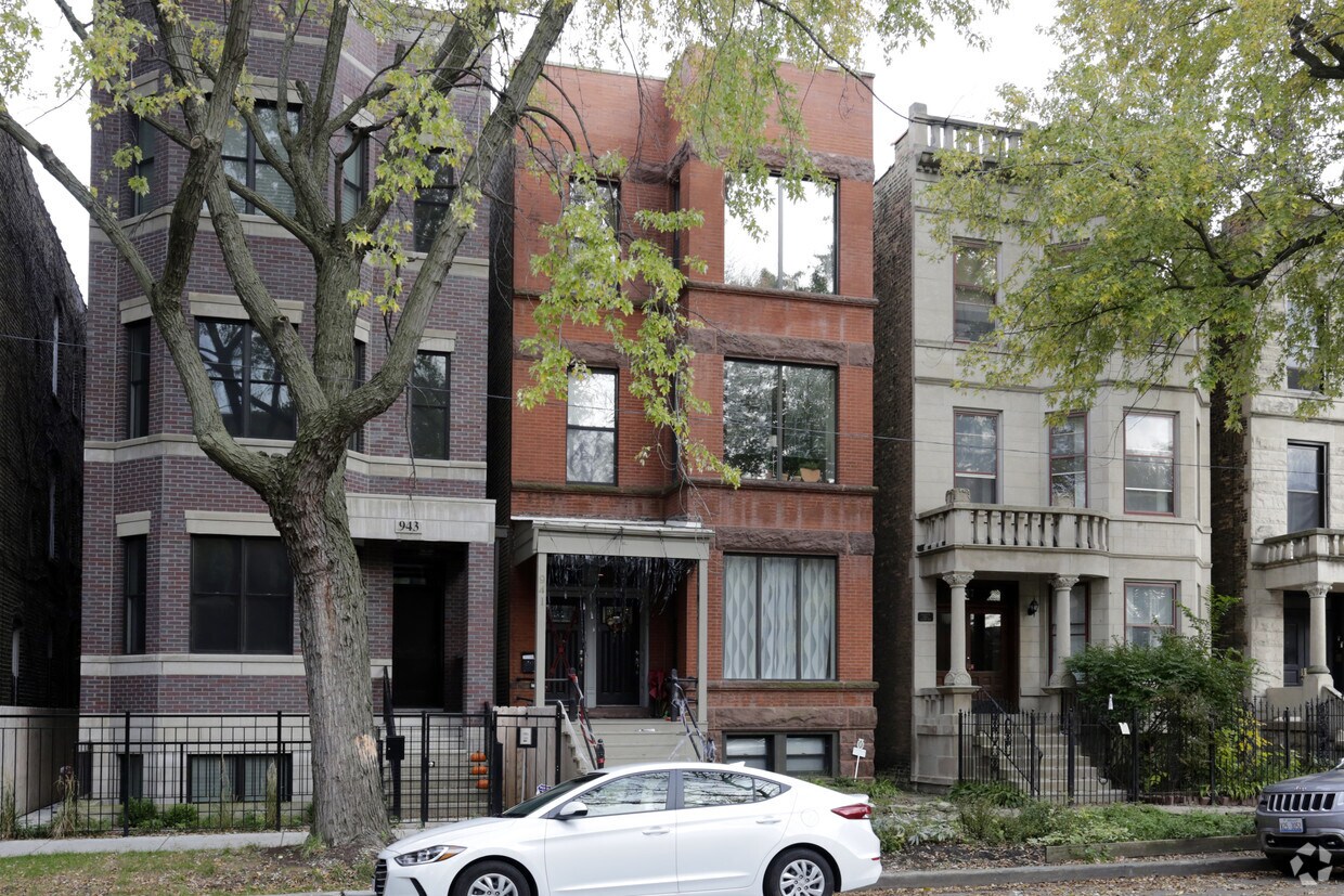 Building Photo - 941 N Hoyne Ave