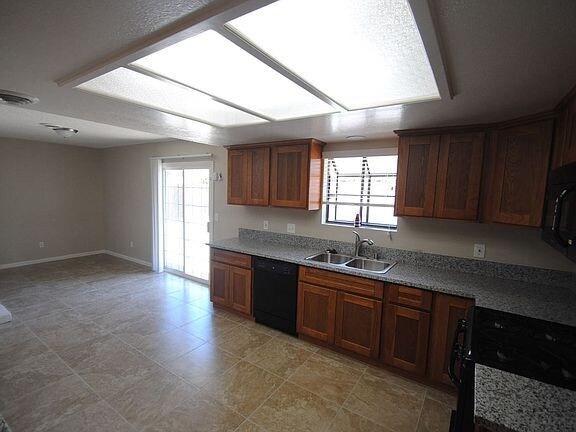 Building Photo - single family home