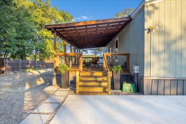 Foto del edificio - 409 Willow Dr