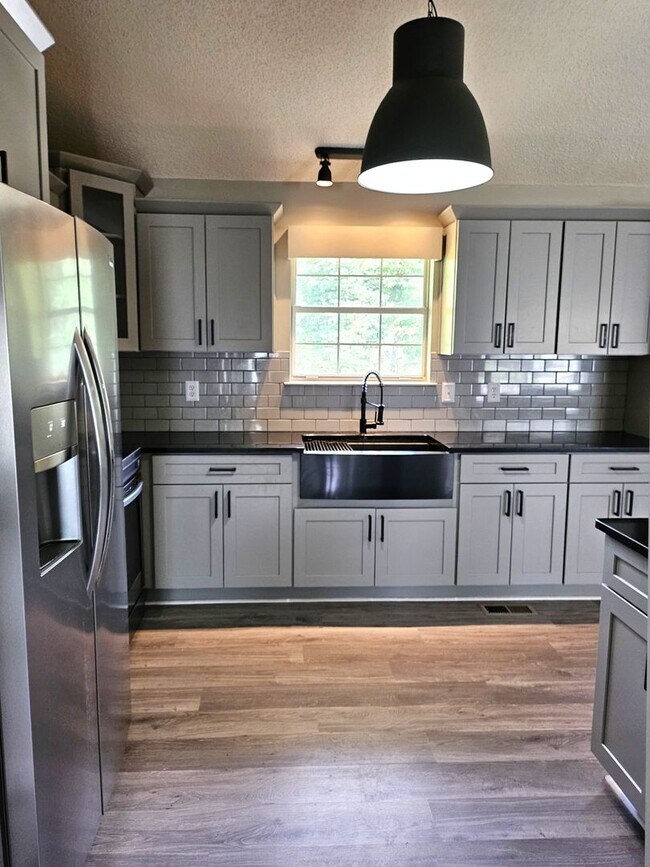 Building Photo - Spacious 3 Bedroom 2.5 bath in Hixson, TN