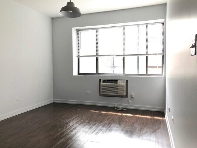 Building Photo - 6134 N Kenmore Ave